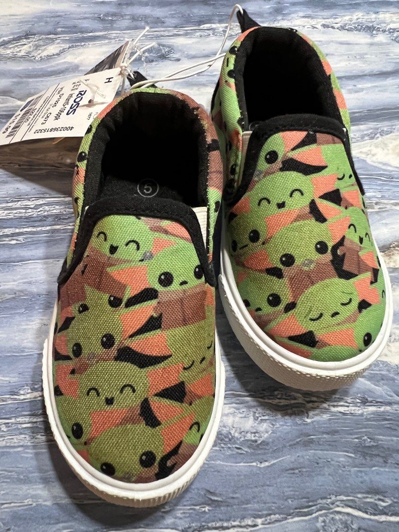 Star Wars Grogu Slip-on Shoes (Category: Babies & Kids Fashion) located in Baliuag. Submitted by sol_marie03 (Listing ID 1404330734, Image 2). Description: - Adorable Grogu slip-on shoes - Features a fun all-over print of Grogu's face - White sole and black trim - Brand: Ross - Perfect for young Star Wars fans! -Size5 -unisex .