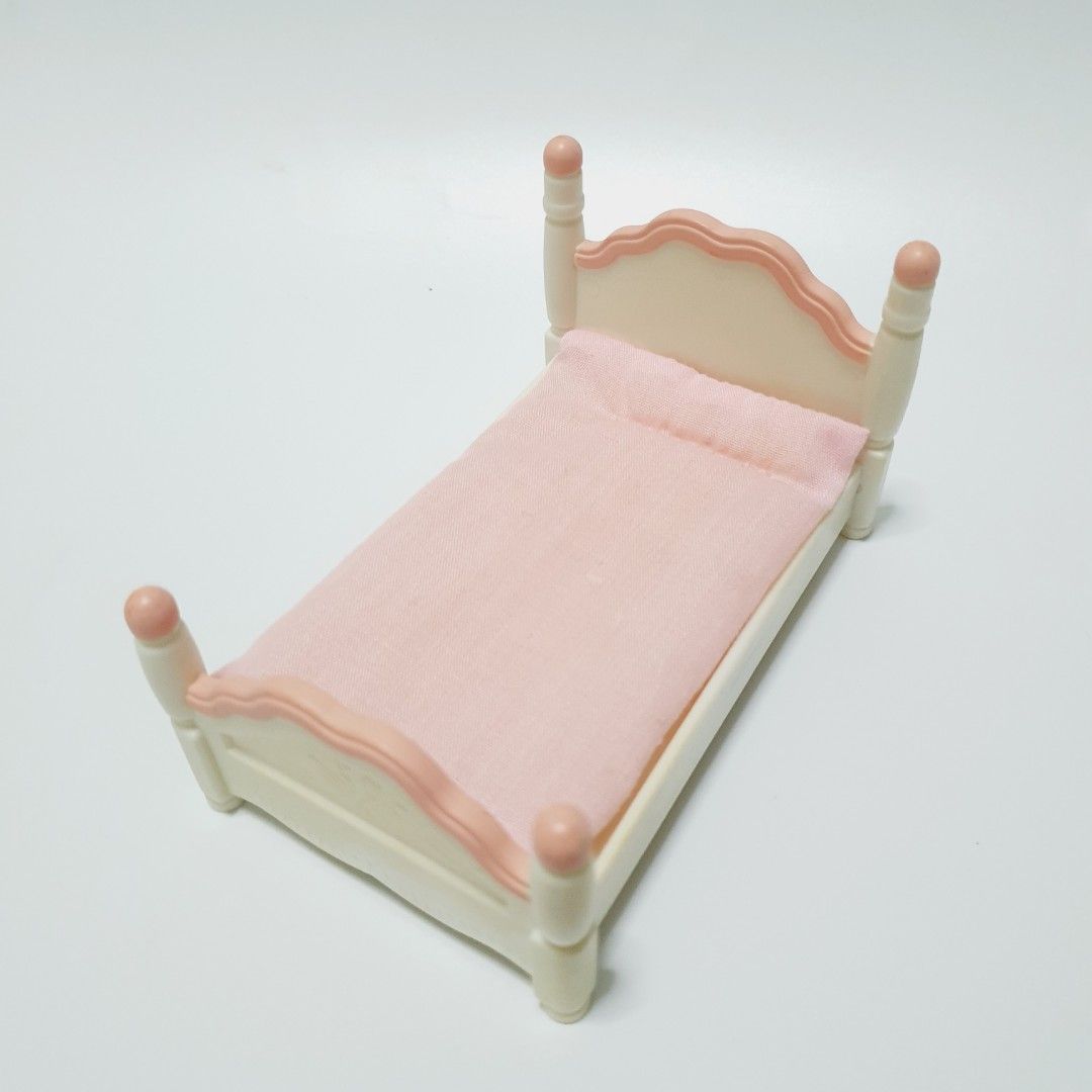 Sylvanian Families Pink White Miniature Bed (Category: Kids Toys) located in Taytay. Submitted by kyo.mono (Listing ID 1404331584, Image 1). Description: 💟Follow us on IG: kyo.mono for faster replies TikTok: kyo.mono_ for videos and review Good as new Auth from Japan Actual photo posted.