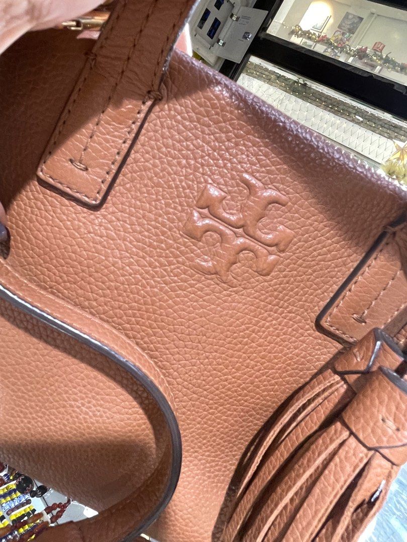 Tory burch thea satchel (Category: Luxury Bags & Wallets) located in Baguio. Submitted by xavierjezllyn113023 (Listing ID 1404222588, Image 3). Description: -minimal rabs -original tory -leather type -ordeal zipper -medium size -kasya long wallet.
