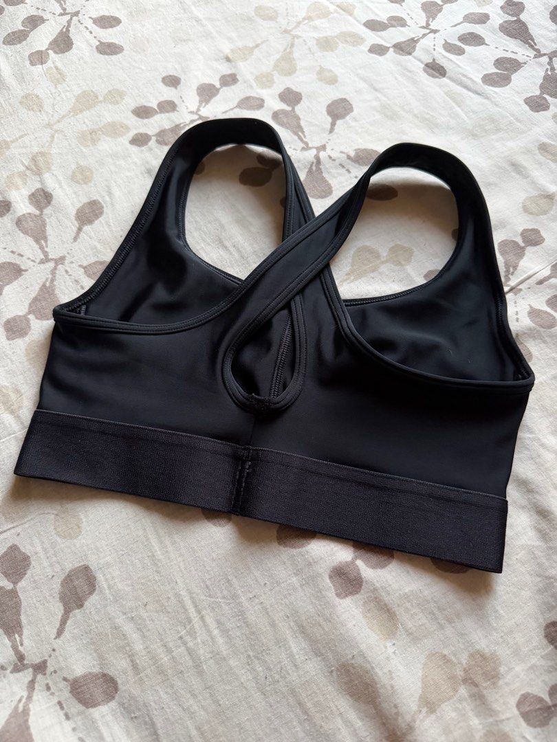 Under armour sports bra (Category: Activewear) located in Quezon City. Submitted by nyeli (Listing ID 1404266552, Image 2). Description: Still in good condition .