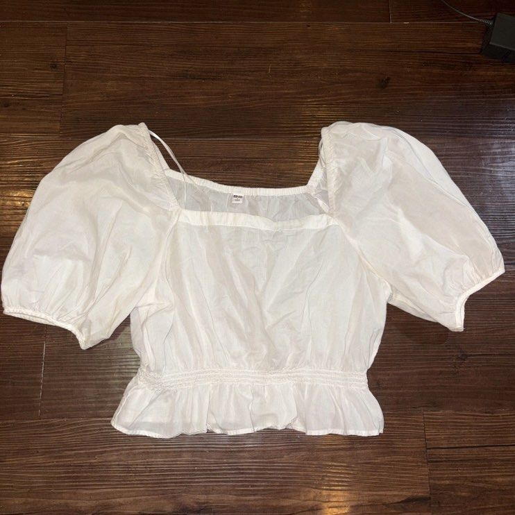 UNIQLO Puff Sleeve Cropped Blouse (Category: Blouses) located in Binan City. Submitted by lemonsundae (Listing ID 1404274082, Image 2). Description: - 2 yellow stains on left sleeve (see pics) - puff sleeves, fitted waist - display pic taken from site rfs: ‘di na cottagecore fits.