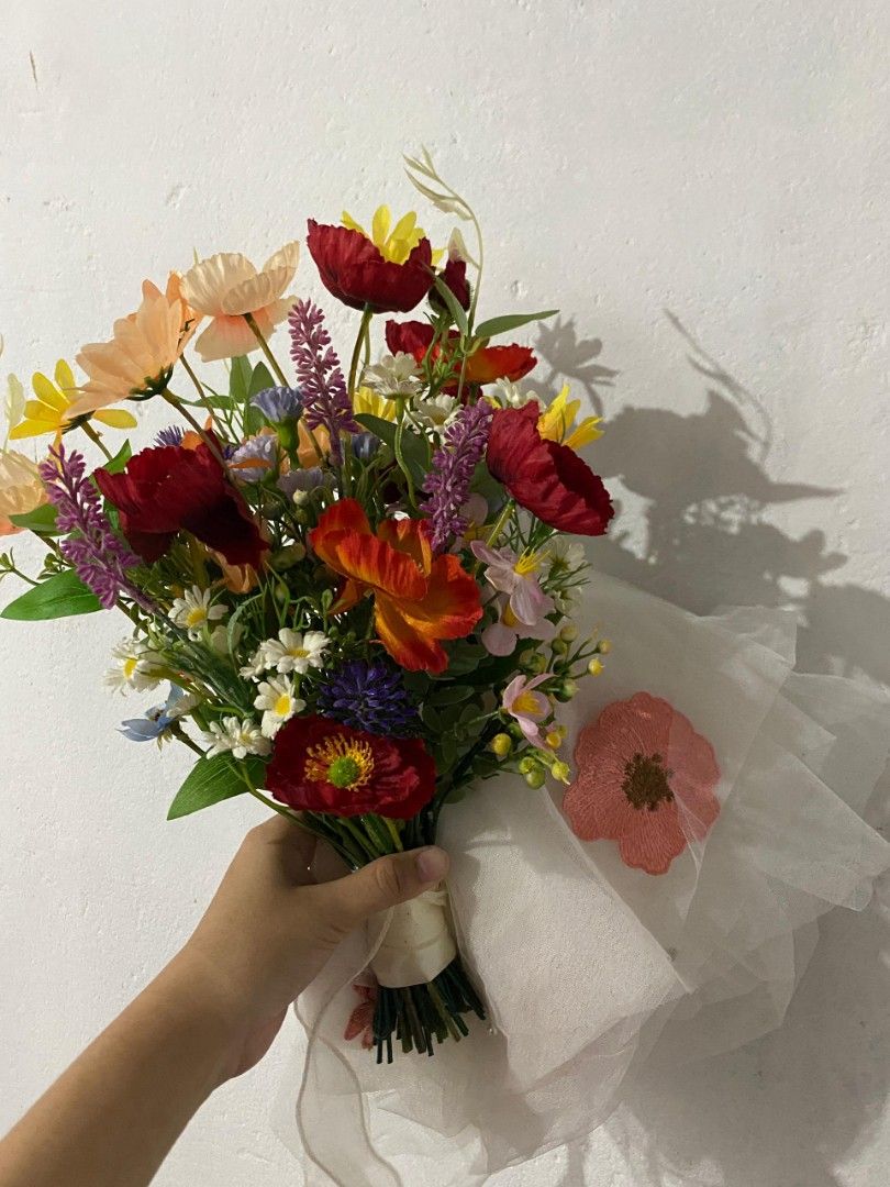 Wedding Bouquet - Artificial Flowers (Category: Flowers & Bouquets) located in Kuala Lumpur. Submitted by qwertyui_23 (Listing ID 1404244578, Image 1). Description: Nak letgo bunga tangan from bungachemp and veil sulam bunga ii. Ambik dua ii RM150 ( after nego ). srs buyer only. .