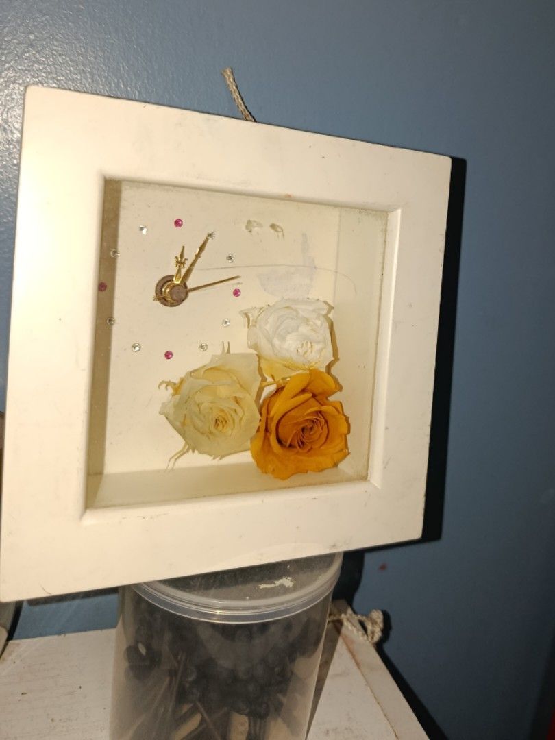 Working real flower decor clock (Category: Clocks) located in Quezon City. Submitted by kristal68 (Listing ID 1398558829, Image 2). Description: accurate clock rare.