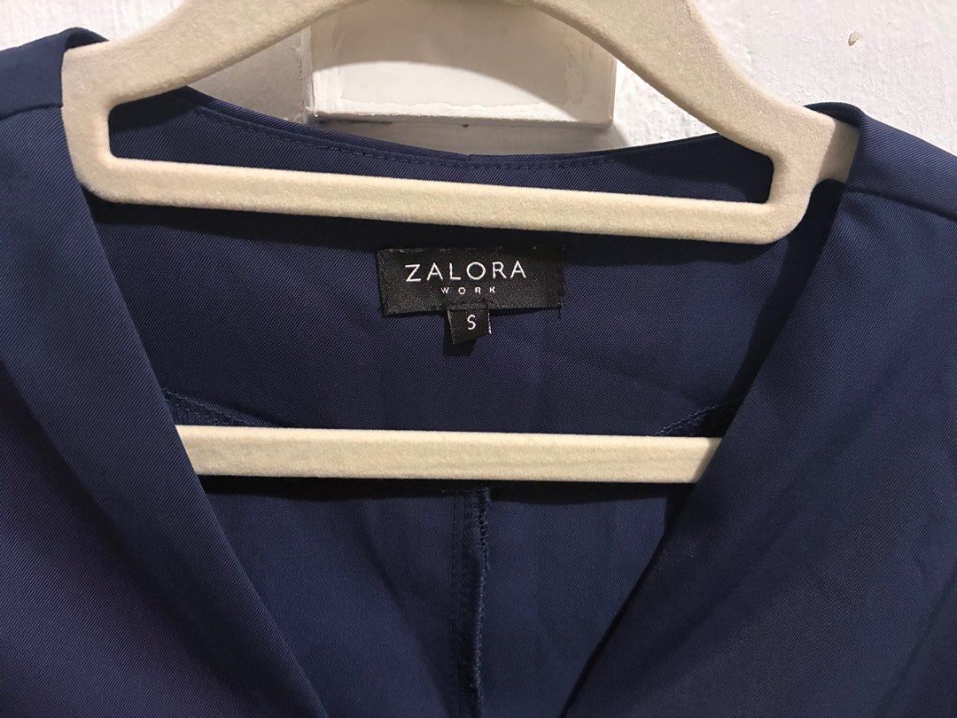 Zalora semi cropped blouse (Category: Blouses) located in San Fernando. Submitted by julieloops (Listing ID 1404271855, Image 2). Description: S on tag but can fit up to M.