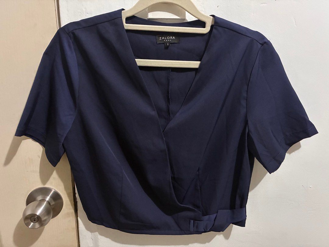 Zalora semi cropped blouse (Category: Blouses) located in San Fernando. Submitted by julieloops (Listing ID 1404271855, Image 1). Description: S on tag but can fit up to M.