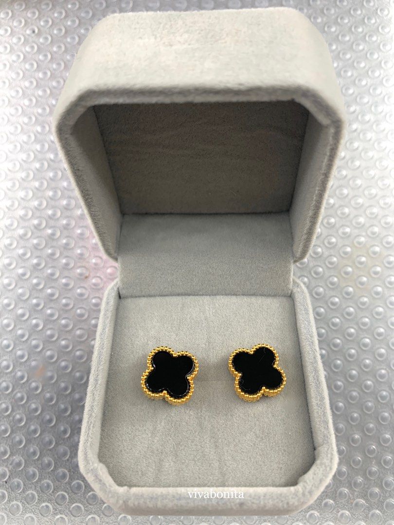 18K VCA Earrings HK Setting (Category: Earrings) located in Mandaluyong City. Submitted by viva.bonita (Listing ID 1381586411, Image 1). Description: 🍀VCA Black Earrings *Clover *Black Onyx *10mm *Hong Kong Setting *Actual photo *Yellow Gold *Selling per gram *Silicone Pakaw *18K Gold *1.18 Grams RFS: Spontaneous purchase 🚫No Return/No Exchange So please read the description thoroughly ❌PASS SA Low Ballers ❌ PASS SA KWENTUHAN ❌ PASS SA TATANONG