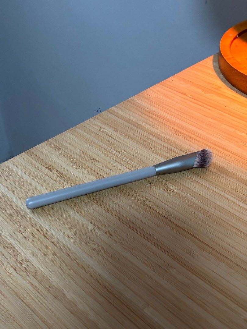 Absidy Concealer Brush (Category: Makeup) located in Mandaluyong City. Submitted by gnocchiwoki (Listing ID 1404423627, Image 2). Description: RFS decluttering Loc: Mandaluyong.