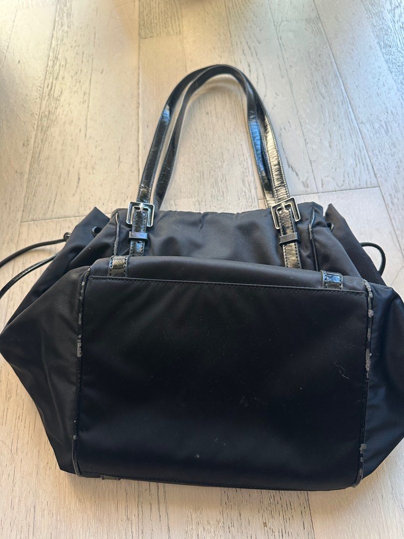 Agnes B. Voyage Black shoulder bag 黑色側孭袋 （分類：手袋及銀包）位於 Hong Kong。 由 sesamesouppp 提交（商品編號 1404449746，圖片 3）。簡介： Agnes b shoulder bag Lyon water proof With signs of use Sf on delivery only 。
