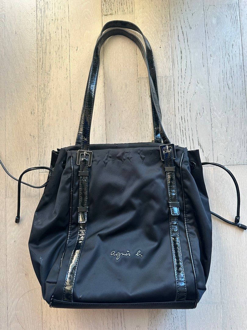 Agnes B. Voyage Black shoulder bag 黑色側孭袋 （分類：手袋及銀包）位於 Hong Kong。 由 sesamesouppp 提交（商品編號 1404449746，圖片 1）。簡介： Agnes b shoulder bag Lyon water proof With signs of use Sf on delivery only 。
