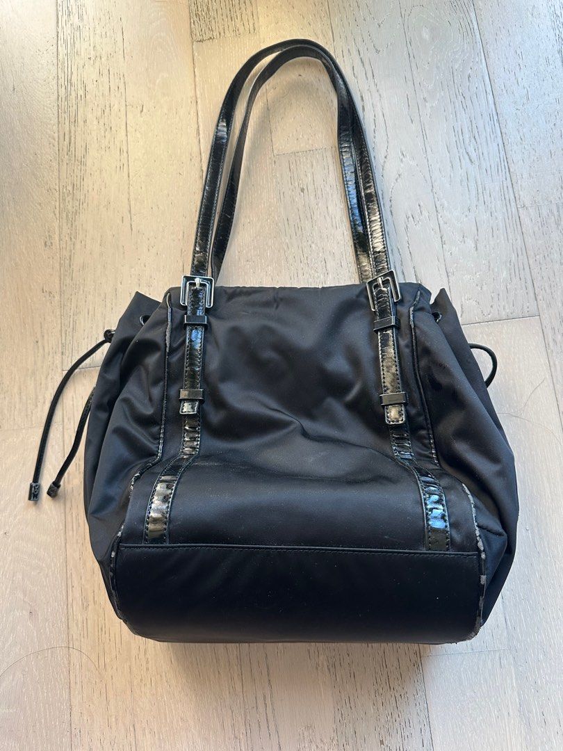 Agnes B. Voyage Black shoulder bag 黑色側孭袋 （分類：手袋及銀包）位於 Hong Kong。 由 sesamesouppp 提交（商品編號 1404449746，圖片 2）。簡介： Agnes b shoulder bag Lyon water proof With signs of use Sf on delivery only 。