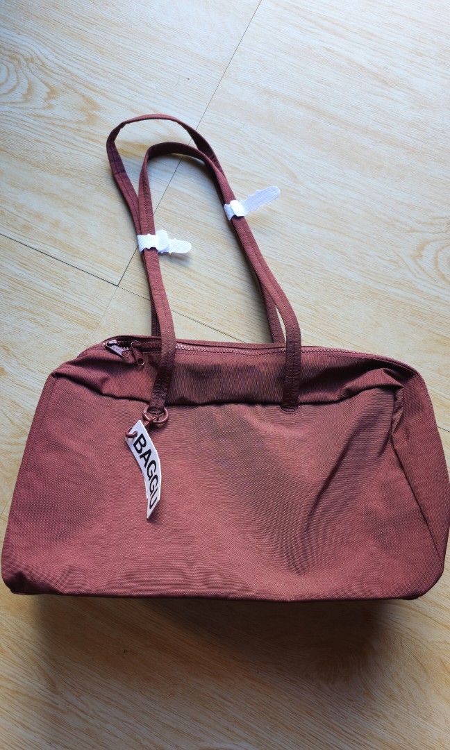 Baggu Medium Bowler Bag in Mahogany LAST PRICE Free SF (Category: Shoulder Bags) located in Baguio. Submitted by catdeclutters (Listing ID 1404384858, Image 3). Description: Fixed, free shipping Actual pic posted Brand new, no more pics From Certified Calm.