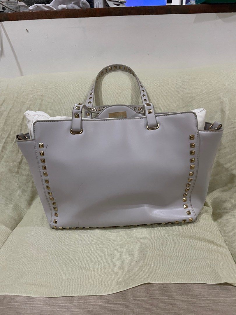 BCBG lavender handbag (Category: Luxury Bags & Wallets) located in Pasig City. Submitted by ilr17 (Listing ID 1404392322, Image 3). Description: Leather Medium sized Lavender Handbag : shoulder bag.
