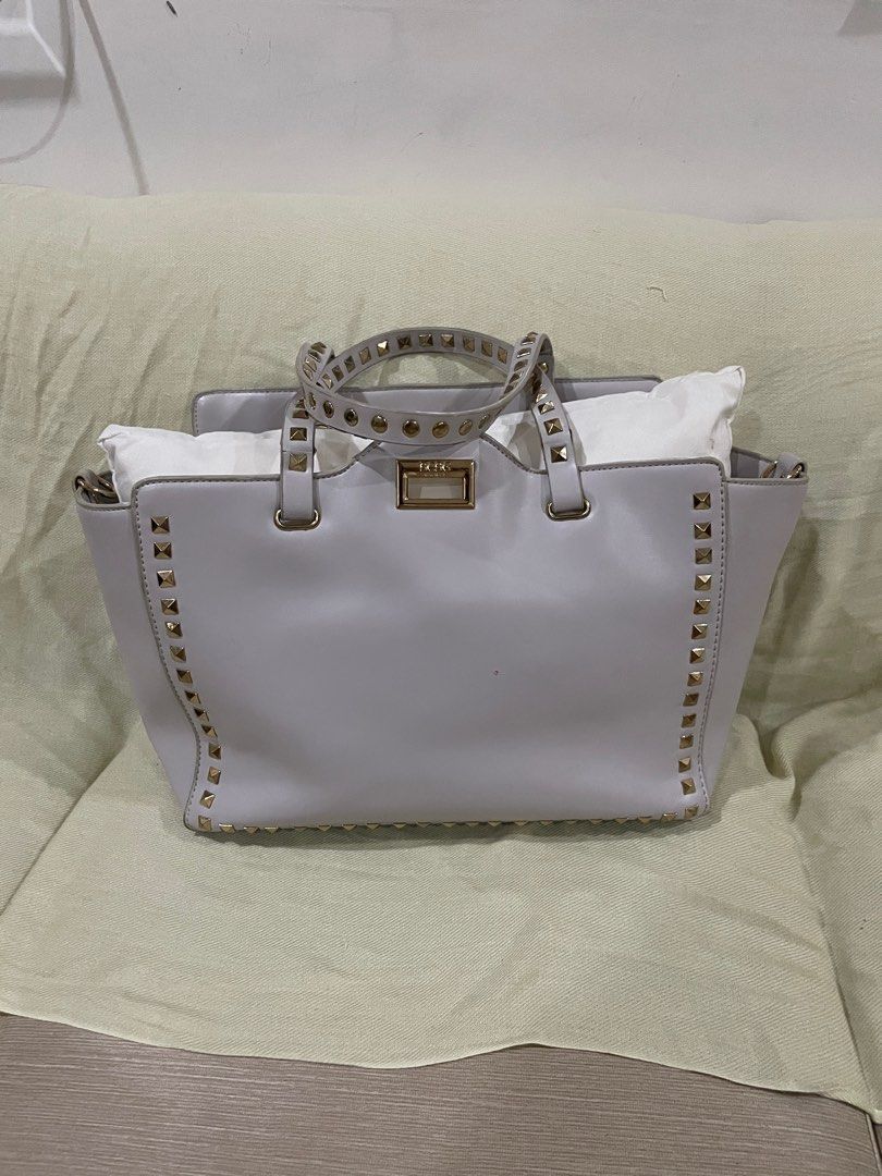 BCBG lavender handbag (Category: Luxury Bags & Wallets) located in Pasig City. Submitted by ilr17 (Listing ID 1404392322, Image 1). Description: Leather Medium sized Lavender Handbag : shoulder bag.