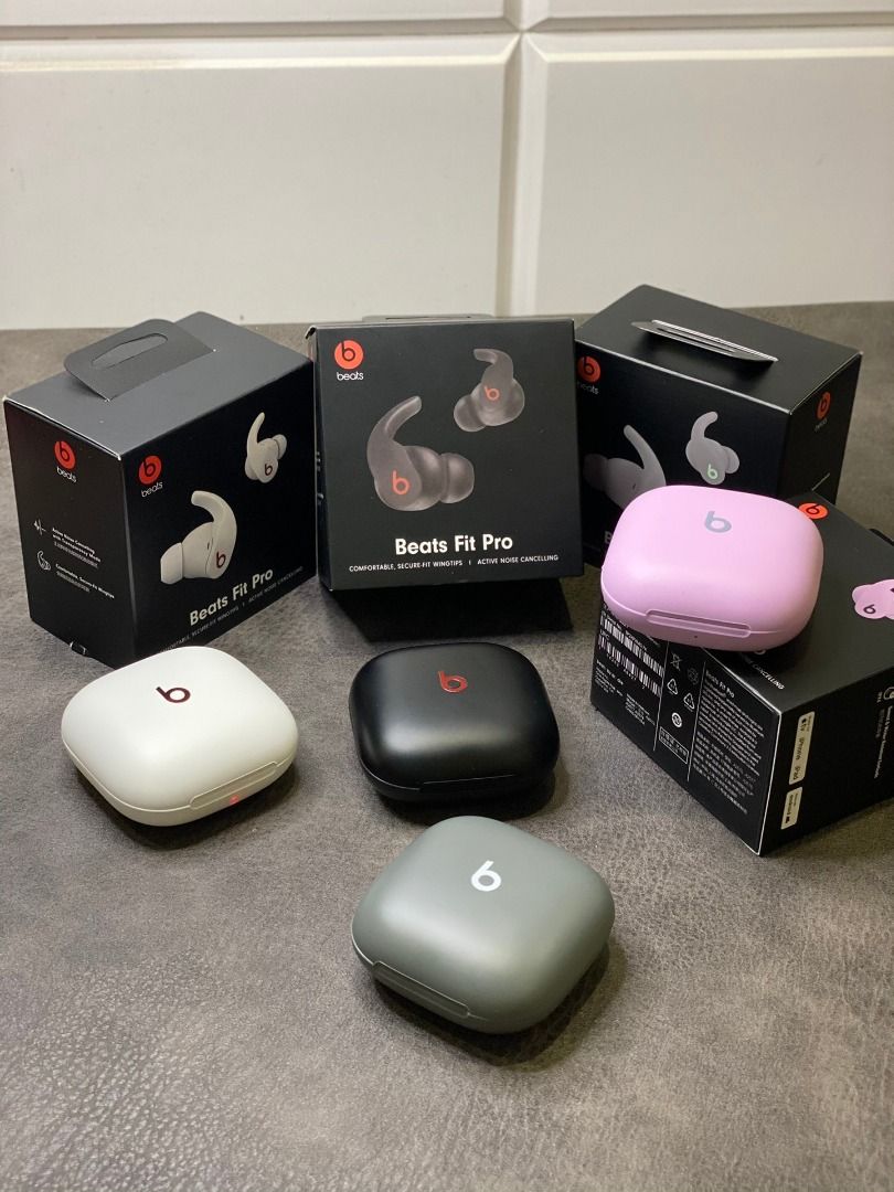 【Beats官方行貨】Fit Pro 真無線降噪耳機｜防滑耳翼 （分類：耳機）位於 Hong Kong。 由 maryhawort58541 提交（商品編號 1404374468，圖片 2）。簡介： 【🎧 運動王者・點郁都唔甩】 ✅ 🦾 專利防滑耳翼・專為運動打造： － 柔韌硅膠材質貼合耳廓 － 跑步跳繩都穩如泰山 － 三種尺寸總有一款啱你 － iPhone/iPad/Mac一鍵配對 － iCloud設備間自動切換 － 彈窗顯示電量狀態 ✔️ 主動降噪技術・地鐵車廂噪音自動過濾 ✔️ 通透模式・路跑聽清環境聲更安全 ✔️ IPX4防水防汗・香港夏天運動爆汗都頂得順 ✔️ 最長6小時續航・充電盒提供額外18小時。