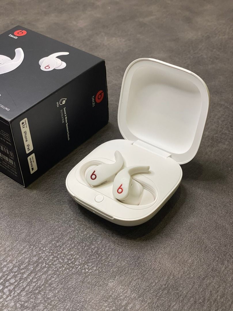 【Beats官方行貨】Fit Pro 真無線降噪耳機｜防滑耳翼 （分類：耳機）位於 Hong Kong。 由 maryhawort58541 提交（商品編號 1404374468，圖片 3）。簡介： 【🎧 運動王者・點郁都唔甩】 ✅ 🦾 專利防滑耳翼・專為運動打造： － 柔韌硅膠材質貼合耳廓 － 跑步跳繩都穩如泰山 － 三種尺寸總有一款啱你 － iPhone/iPad/Mac一鍵配對 － iCloud設備間自動切換 － 彈窗顯示電量狀態 ✔️ 主動降噪技術・地鐵車廂噪音自動過濾 ✔️ 通透模式・路跑聽清環境聲更安全 ✔️ IPX4防水防汗・香港夏天運動爆汗都頂得順 ✔️ 最長6小時續航・充電盒提供額外18小時。