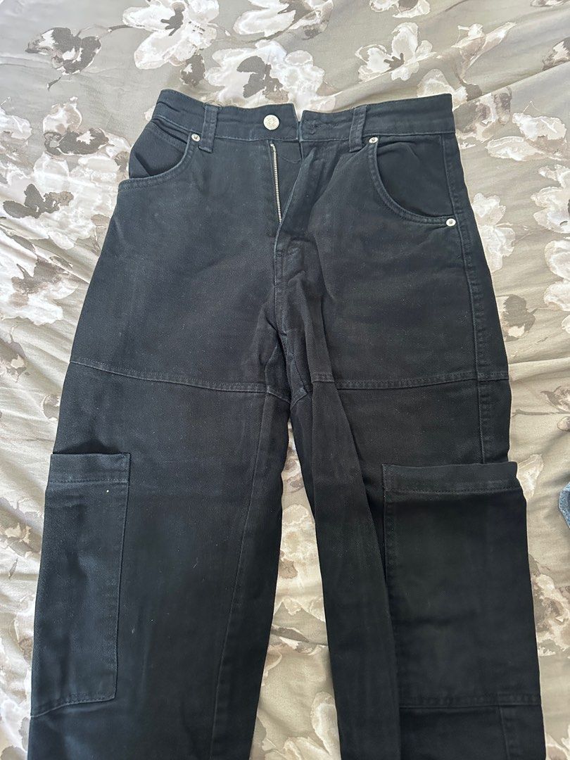 Bershka Black Jogger Cargo Pants (Category: Other Bottoms) located in Quezon City. Submitted by ryujin19 (Listing ID 1404384458, Image 2). Description: - Black cargo pants - Multiple pockets - Button and zipper closure - Straight leg design - Durable fabric - Classic and versatile style - No belt.