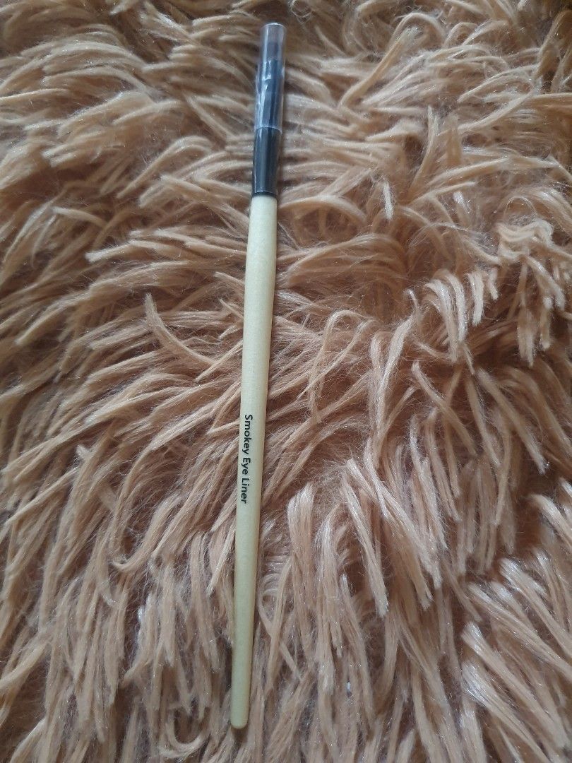 Bobbi Brown Smokey Eye Liner Brush (Category: Makeup) located in Pugo. Submitted by abshopfinity (Listing ID 1404383195, Image 2). Description: Authentic Bobbi Brown Smokey Eye Liner Brush. This brush is designed for precise application of eyeliner. The brush has a wooden handle with the Bobbi Brown logo and the words "Smokey Eye Liner" printed on it. The brush head is angled for easy application. It is a great tool for creating a smokey eye look
