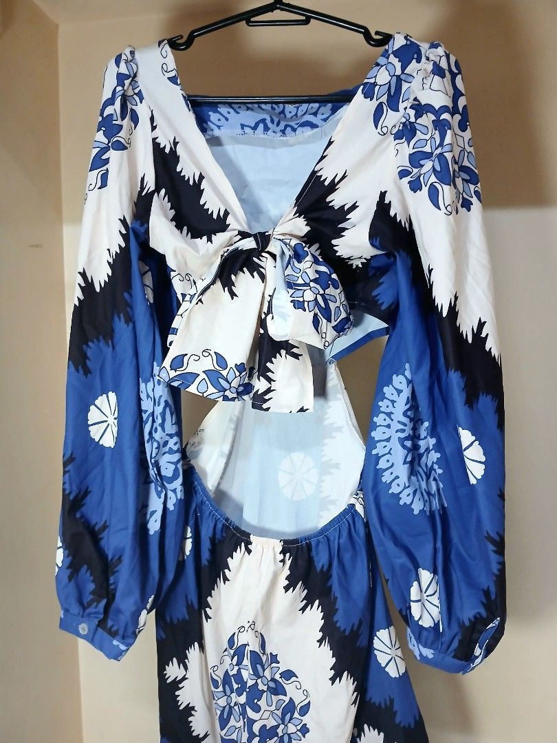 Beach Maxi Dress with Cutout - Size M (Category: Dresses) located in Navotas City. Submitted by rainepreloved (Listing ID 1404469215, Image 1). Description: Bohemian Maxidress Cutout Bow Front Size: M Price : 600 + sf ✅️ Condition: Very Good. Not Used, late dumating kasi for my elyu trip ✅️ Labas ang belly button, with slit. Ribbon sa front. Super ganda print 🫶🏻 RFS: Urgent sale, moving out Location: Navotas Mode of Payment: GCASH Mode of Deliv