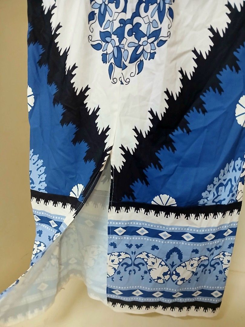Beach Maxi Dress with Cutout - Size M (Category: Dresses) located in Navotas City. Submitted by rainepreloved (Listing ID 1404469215, Image 3). Description: Bohemian Maxidress Cutout Bow Front Size: M Price : 600 + sf ✅️ Condition: Very Good. Not Used, late dumating kasi for my elyu trip ✅️ Labas ang belly button, with slit. Ribbon sa front. Super ganda print 🫶🏻 RFS: Urgent sale, moving out Location: Navotas Mode of Payment: GCASH Mode of Deliv