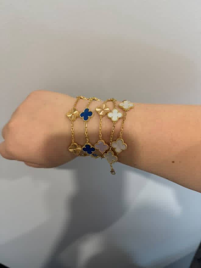 Clover Bracelet (Category: Bracelets) located in Manila. Submitted by absdeclutter (Listing ID 1404396018, Image 1). Description: Made in japan! Silver setting/ 18k plated ❤️❤️❤️.