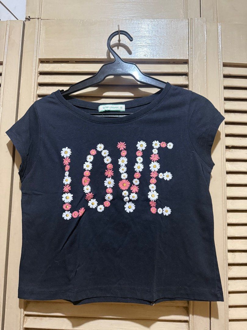 Crop top (Category: Shirts) located in Quezon City. Submitted by preloved.declutter2024 (Listing ID 1404518683, Image 1). Description: .