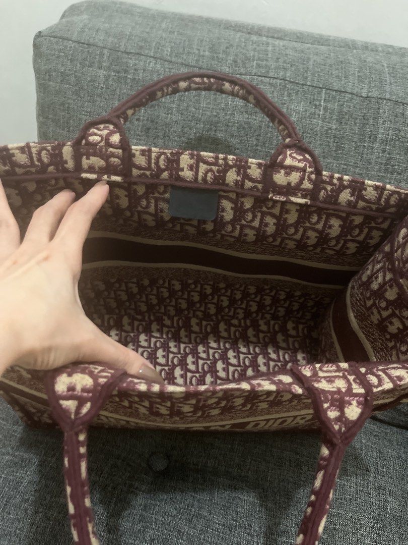 Dior Book Tote bag (Category: Luxury Bags & Wallets) located in Quezon City. Submitted by andrea11171999 (Listing ID 1404466390, Image 3). Description: .