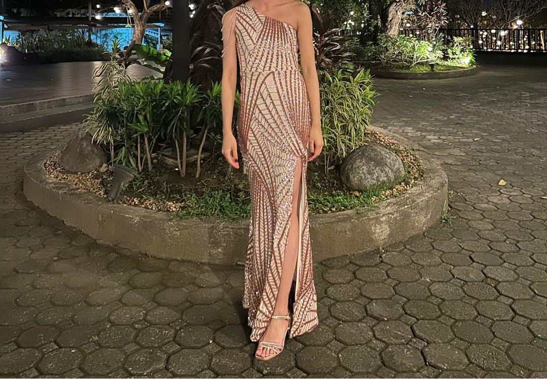 Figlia Carla Gold Heels (Category: Heels) located in Quezon City. Submitted by oli_g (Listing ID 1404380659, Image 2). Description: • used once • bought for PHP 999.