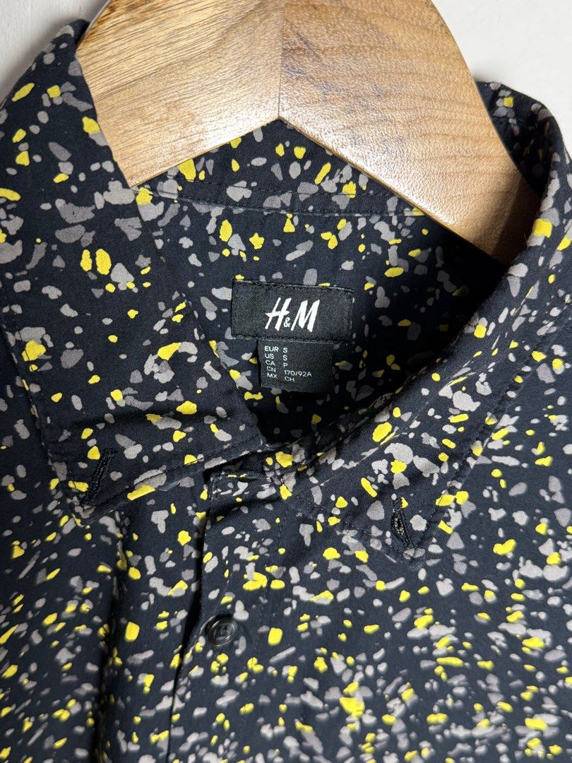 H&M patterned black long sleeve with yellow and grey (Category: Formal Shirts) located in Tanza. Submitted by dappydappy (Listing ID 1404543649, Image 3). Description: Small 20x28 No flaws Looks new.
