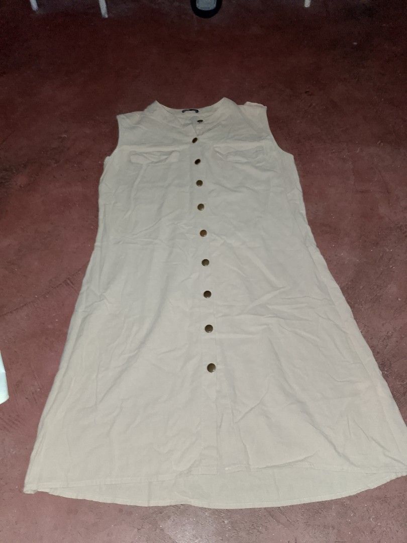 HSTYLE Sleeveless Dress (Category: Dresses) located in Marikina City. Submitted by lemonpreluvs (Listing ID 1404503953, Image 2). Description: - HSTYLE Sleeveless Dress - Light beige color - Size M (165/84A) - Features: - Button-down front - Two chest pockets - Material: - Upper part: 100% Cotton - Lower part: 100% Polyester Fiber GCash payment only and shipping through jnt.