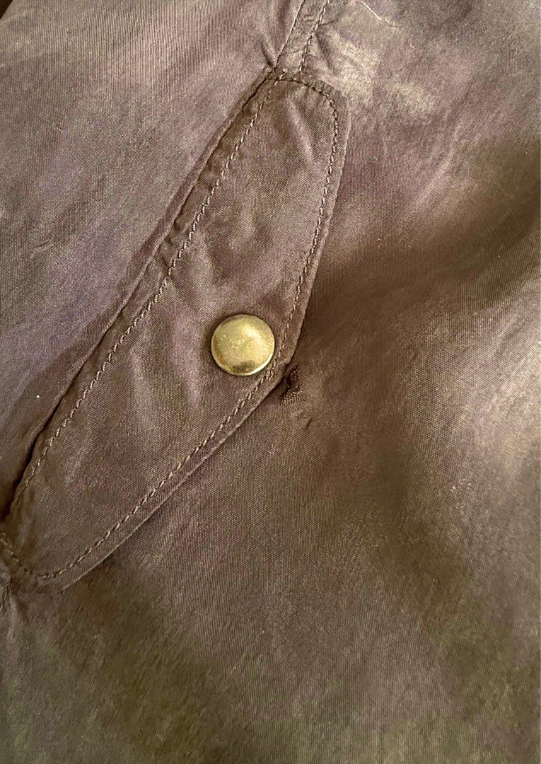 Initial Black Jacket （分類：外套及戶外衣服）位於 Hong Kong。 由 eded105 提交（商品編號 1404421518，圖片 6）。簡介： Dark navy jacket from Initial. Features a zip closure, multiple pockets, and ribbed detailing on the cuffs and hem. The jacket has a unique design with shoulder epaulettes and a stand-up collar. The lining is a contrasting color. The jacket has a size tag with the size information. - Initial黑色中袖外套，質地柔軟帶小量光澤（影相較難顯示） - Size no. 2 *注意：口袋有小瑕疵，如圖示*。