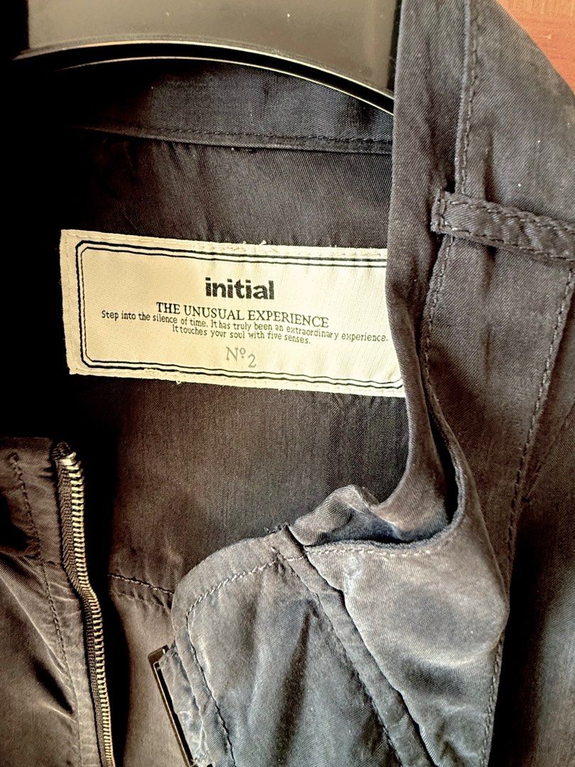 Initial Black Jacket （分類：外套及戶外衣服）位於 Hong Kong。 由 eded105 提交（商品編號 1404421518，圖片 3）。簡介： Dark navy jacket from Initial. Features a zip closure, multiple pockets, and ribbed detailing on the cuffs and hem. The jacket has a unique design with shoulder epaulettes and a stand-up collar. The lining is a contrasting color. The jacket has a size tag with the size information. - Initial黑色中袖外套，質地柔軟帶小量光澤（影相較難顯示） - Size no. 2 *注意：口袋有小瑕疵，如圖示*。