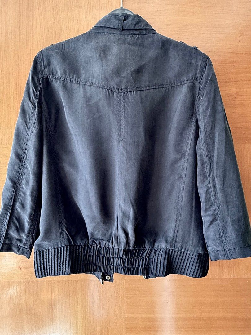 Initial Black Jacket （分類：外套及戶外衣服）位於 Hong Kong。 由 eded105 提交（商品編號 1404421518，圖片 2）。簡介： Dark navy jacket from Initial. Features a zip closure, multiple pockets, and ribbed detailing on the cuffs and hem. The jacket has a unique design with shoulder epaulettes and a stand-up collar. The lining is a contrasting color. The jacket has a size tag with the size information. - Initial黑色中袖外套，質地柔軟帶小量光澤（影相較難顯示） - Size no. 2 *注意：口袋有小瑕疵，如圖示*。