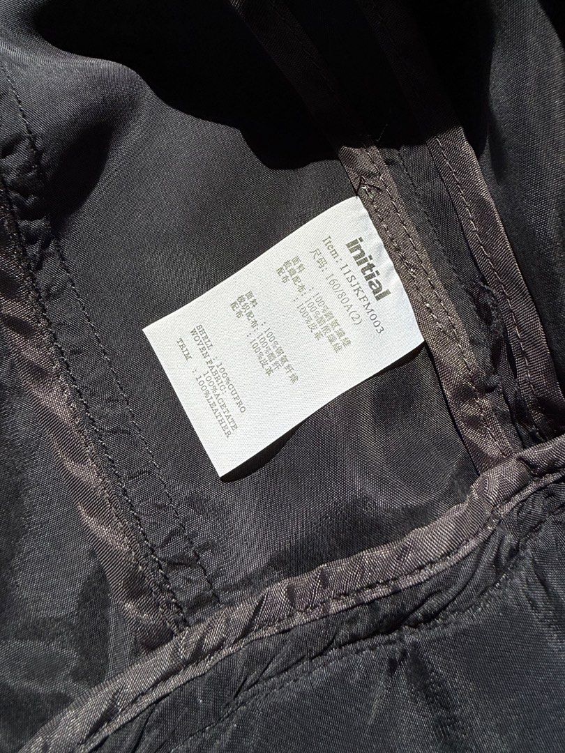 Initial Black Jacket （分類：外套及戶外衣服）位於 Hong Kong。 由 eded105 提交（商品編號 1404421518，圖片 4）。簡介： Dark navy jacket from Initial. Features a zip closure, multiple pockets, and ribbed detailing on the cuffs and hem. The jacket has a unique design with shoulder epaulettes and a stand-up collar. The lining is a contrasting color. The jacket has a size tag with the size information. - Initial黑色中袖外套，質地柔軟帶小量光澤（影相較難顯示） - Size no. 2 *注意：口袋有小瑕疵，如圖示*。