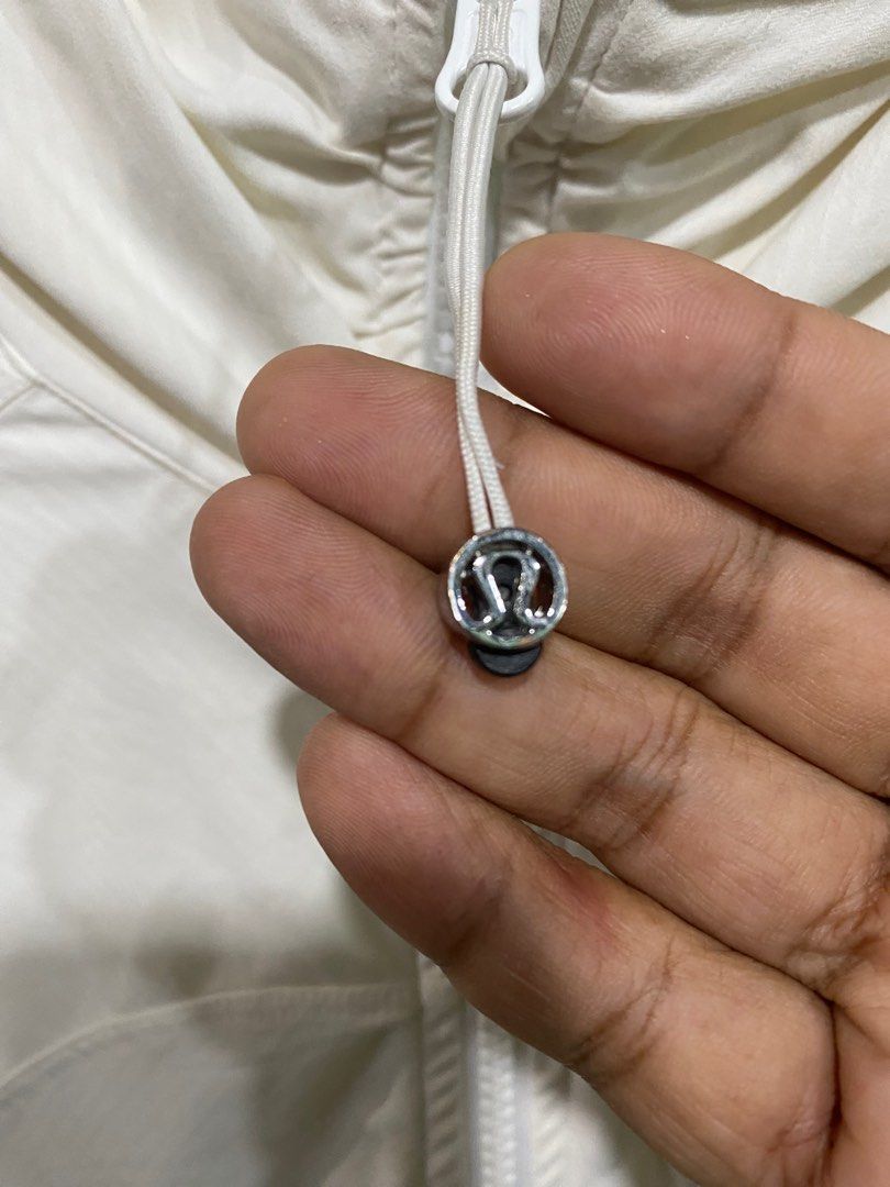 Jacket (Category: Activewear) located in Dungun. Submitted by wsl_bundle88 (Listing ID 1404417711, Image 3). Description: Pit 18 labuh 26 Ada satu pinhole kat lengan Boleh nego lg.