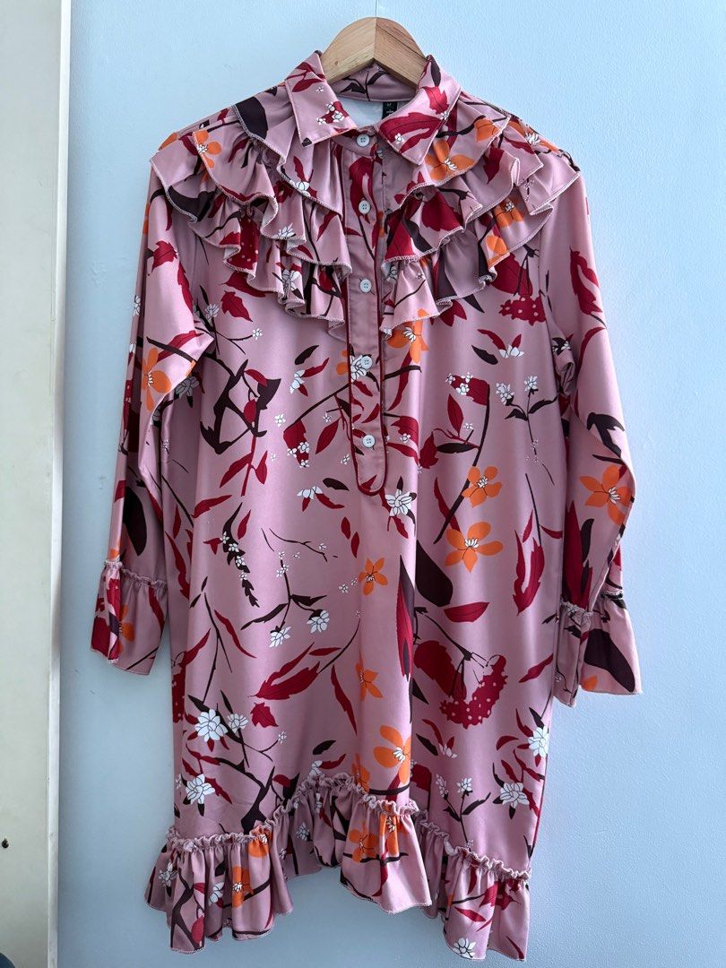 Korean Floral Dress (Medium) (Category: Dresses) located in Marikina City. Submitted by mdcfinds (Listing ID 1404395302, Image 1). Description: Korean floral dress in good used condition Size: Medium Width: 21 inches Length: 31 inches Php 280 only Shipping c/o buyer.