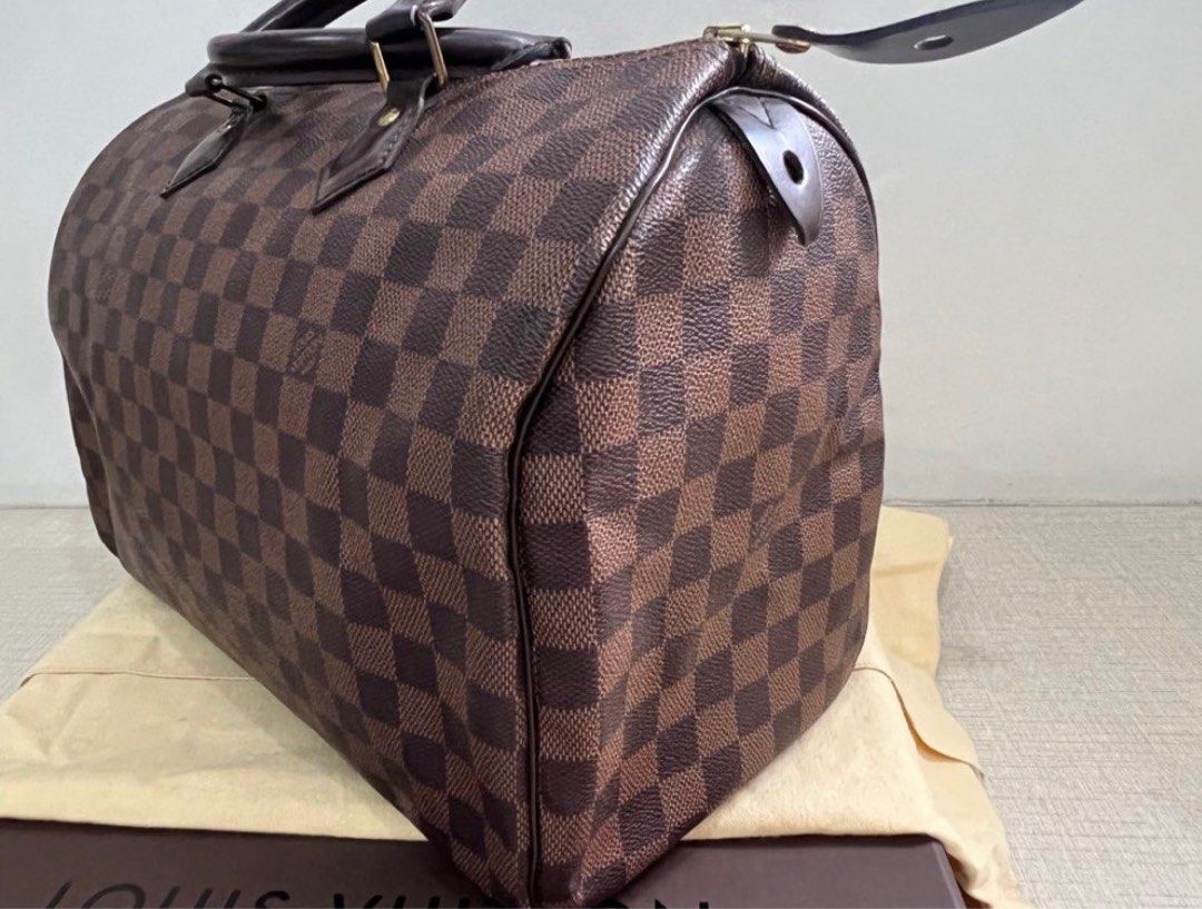 Louis Vuitton Speedy 35 Damier Ebene (Category: Luxury Bags & Wallets) located in Quezon City. Submitted by fromkimwithless (Listing ID 1404418108, Image 3). Description: LV N41363 Speedy NM 35 Damier Bought in 2014 in Dubai Comes with box, dustbag and receipt Missing lock and key Very minimal scuffings on the sides Inside clean and okay Zipper slightly tarnished Negotiable.