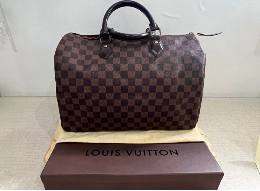 Louis Vuitton Speedy 35 Damier Ebene (Category: Luxury Bags & Wallets) located in Quezon City. Submitted by fromkimwithless (Listing ID 1404418108, Image 2). Description: LV N41363 Speedy NM 35 Damier Bought in 2014 in Dubai Comes with box, dustbag and receipt Missing lock and key Very minimal scuffings on the sides Inside clean and okay Zipper slightly tarnished Negotiable.