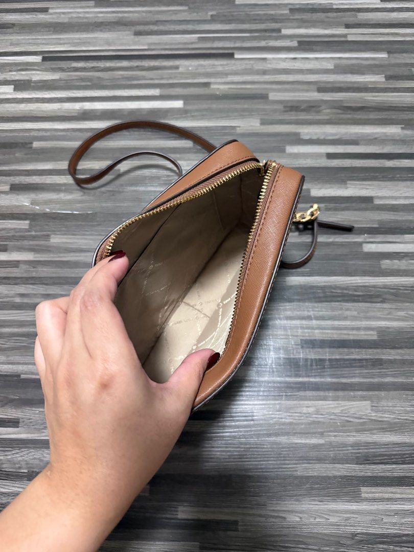 MK Jet Set Crossbody Bag (Category: Luxury Bags & Wallets) located in Manila. Submitted by lauriceeeee (Listing ID 1404533218, Image 3). Description: •Michael Kors Jet set large crossbody bag •Color: Brown • Gold chain and leather strap • Used twice, very good condition • 100% original (bought from US) RFS: Decluttering Delivery Fee c/o Buyer.