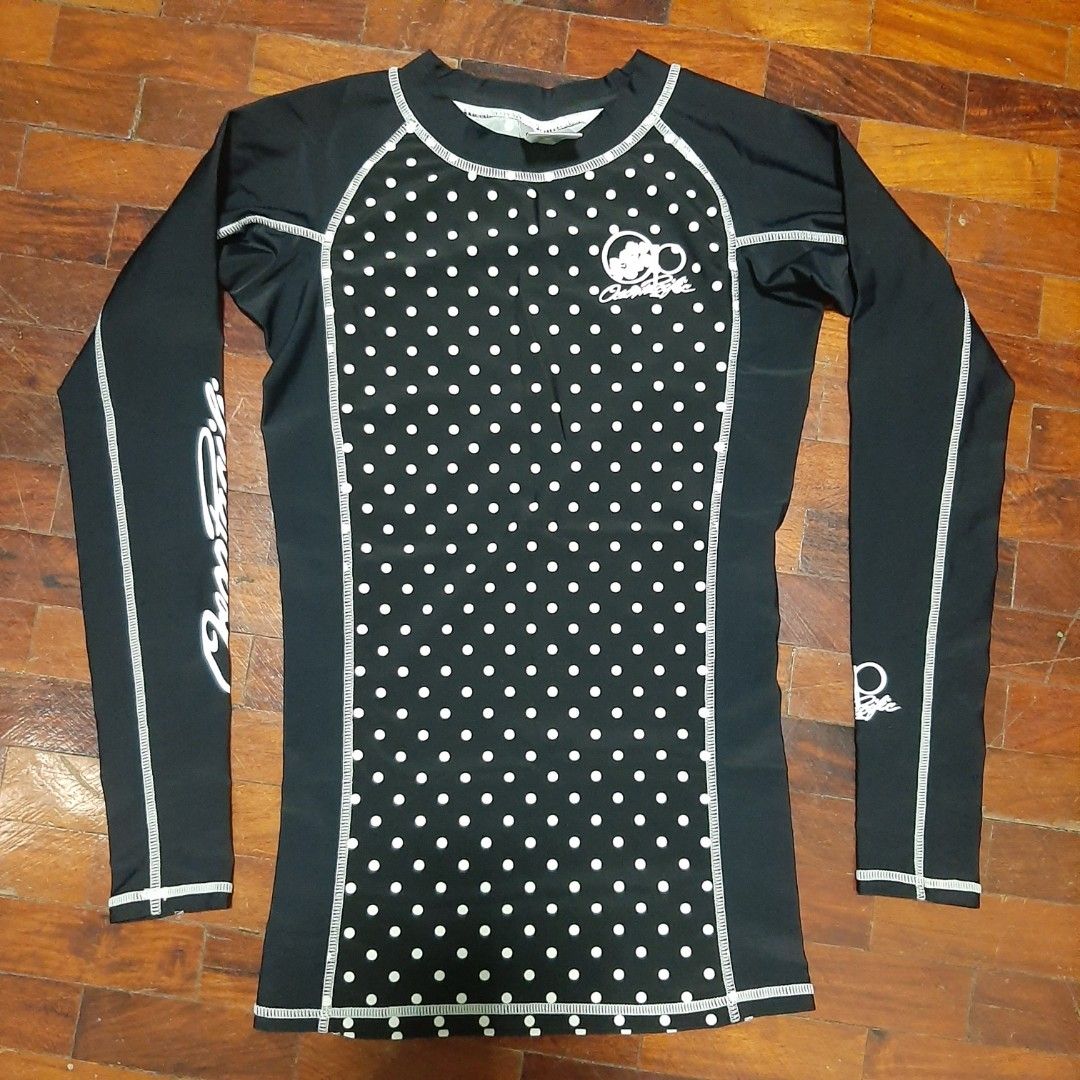Ocean Pacific OP Longsleeves Rashguard (Category: Rash guard) located in Antipolo. Submitted by beanclsy (Listing ID 1404380431, Image 1). Description: Good for size XS to Semi Small (Bust size 30 pababa) (Wag maniwala sa Medium on tag lol) Like new pa talaga, used only once sa Caramoan. RFS: Masikip sa arms ko, hirap isuot haha. Bought this sa SM Surplus Shop.