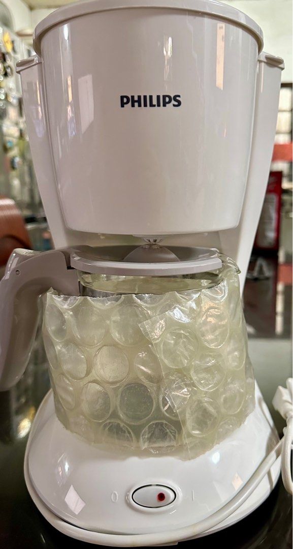 Philips Coffee Maker HD7447 (Category: Coffee Machines & Makers) located in Paranaque City. Submitted by Katgalanto (Listing ID 1404538383, Image 3). Description: - Philips coffee maker for home brewing. - Includes a permanent filter. - Features an advanced water level indicator. - White color and simple design. - Designed for making good coffee..