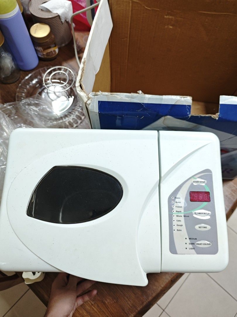 Red Man Fully Automatic Bread Maker (Category: Breadmakers) located in Singapore. Submitted by lakers_97 (Listing ID 1404401224, Image 2). Description: - Red Man bread maker - Fully automatic - Includes bread pan and kneading paddle - Perfect for baking bread at home.