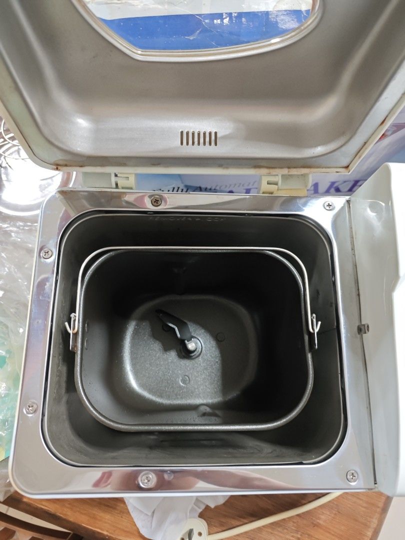 Red Man Fully Automatic Bread Maker (Category: Breadmakers) located in Singapore. Submitted by lakers_97 (Listing ID 1404401224, Image 3). Description: - Red Man bread maker - Fully automatic - Includes bread pan and kneading paddle - Perfect for baking bread at home.