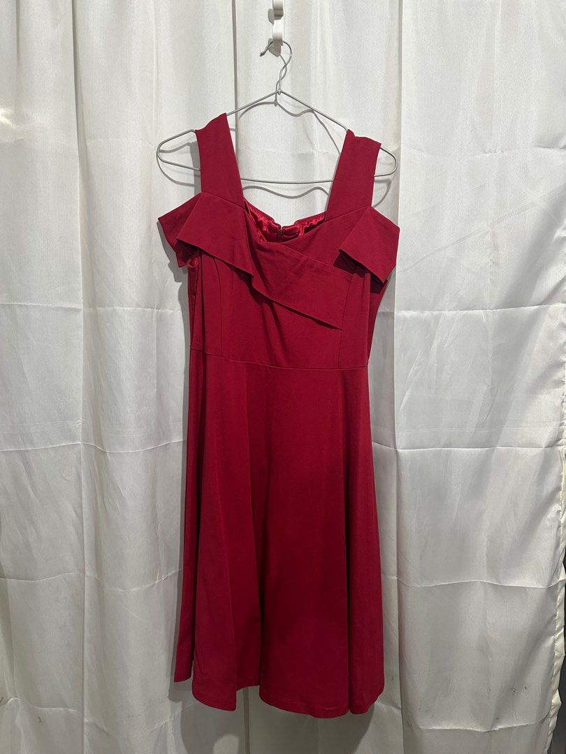 Red Off-Shoulder Dress (Category: Dresses) located in Quezon City. Submitted by jadeeclutterz (Listing ID 1404493256, Image 1). Description: - Red off-shoulder dress - Flattering A-line silhouette - Subtle sweetheart neckline - Smooth, solid fabric - Ideal for special occasions and nights out.