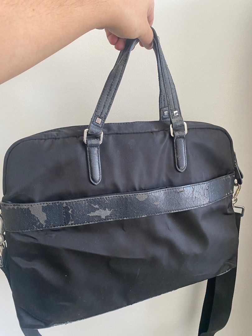 Samsonite Black Handbag (Category: Luxury Bags & Wallets) located in Paranaque City. Submitted by joseg33 (Listing ID 1404408768, Image 3). Description: - Black Samsonite handbag - Includes a detachable shoulder strap - Features a top handle - Zipper closure - Silver Samsonite logo - Shows wear on handles and shoulder strap.
