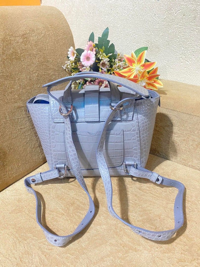 Senreve (Category: Luxury Bags & Wallets) located in Dumaguete. Submitted by camillaolshoppe2 (Listing ID 1404444803, Image 3). Description: Senreve Midi Maestra Super ka gwapa as in Ang Ganda Talaga nang brand NATO 😱 Kahit Ano pwde sya Backpack, sling bag or handbag 👜 Naka plastic pa mga paa nya Naka etiketa at made in Italy Super swerte sa makakamine.