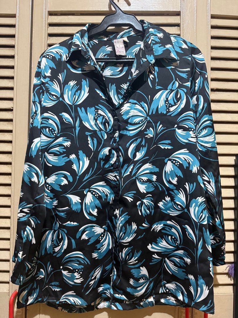 Shapes Floral Print Blouse - Size M (Category: Blouses) located in Quezon City. Submitted by preloved.declutter2024 (Listing ID 1404520136, Image 1). Description: - Floral print blouse - Colors: Black, white, teal - Size: M - Features: Long sleeves, button-down front, classic collar - Material: Silky - Made in the Philippines.