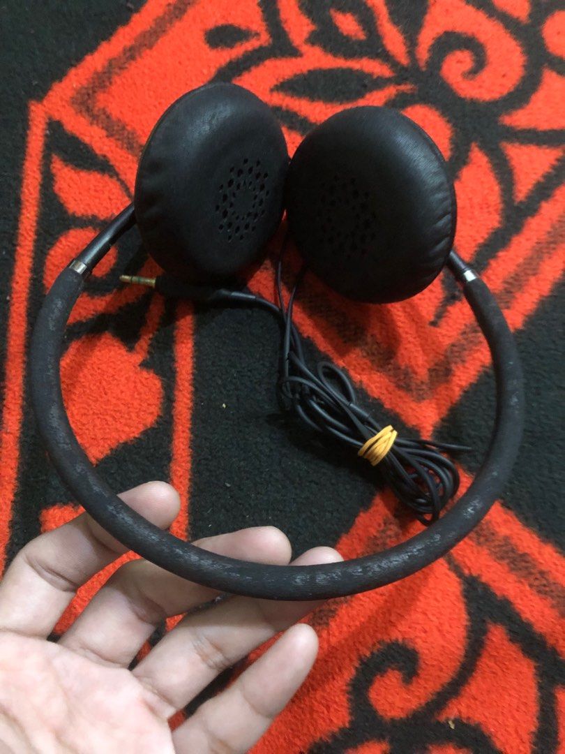 Sony MDR-570 headphones (Category: Headphones & Headsets) located in Quezon City. Submitted by markgolveo (Listing ID 1404477683, Image 3). Description: Sony MDR-570 headphones Tested working Good clear audio output Issue signs of wears on foam leather peeling Preloved unit japan.