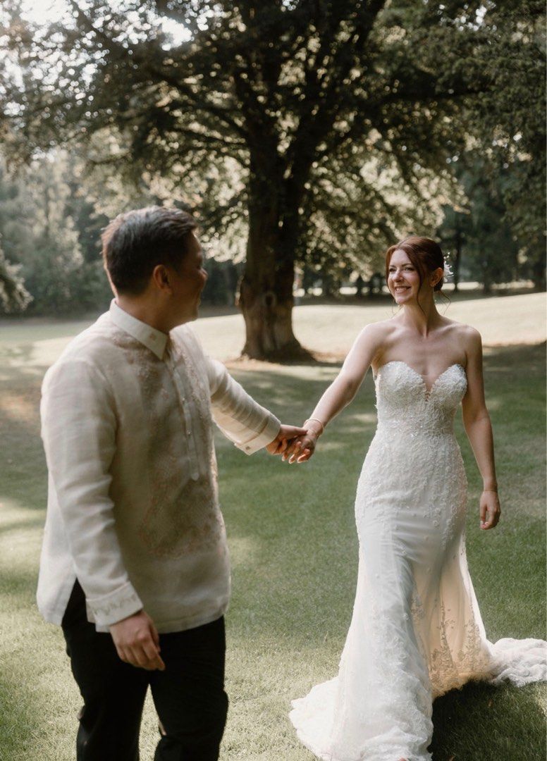 Studio Ceremonie Wedding Dress (Category: Evening dresses & gowns) located in Manila. Submitted by ahamburger (Listing ID 1404501750, Image 1). Description: Low sweetheart neckline, v - back - Corset top - Fit & flare skirt silhouette cut into pcs - ½ yard train - In off-white color .