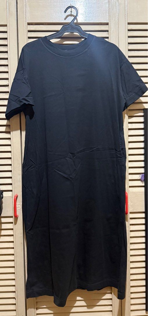 Uniqlo black dress (Category: Dresses) located in Quezon City. Submitted by preloved.declutter2024 (Listing ID 1404515818, Image 1). Description: Size: Medium.