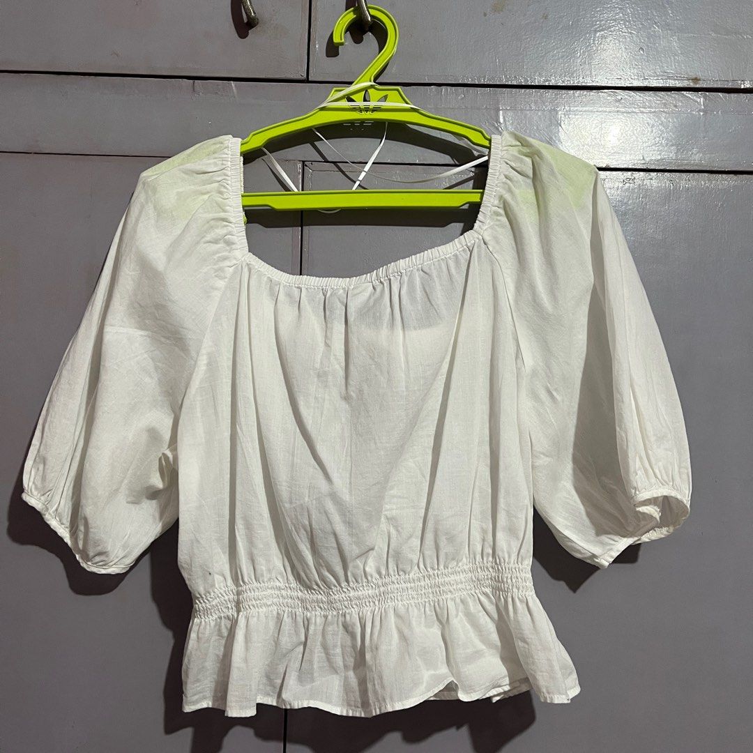 Uniqlo cropped short sleeve blouse (Category: Blouses) located in Pasig City. Submitted by ajdlsrysx (Listing ID 1404424644, Image 3). Description: Uniqlo cotton short sleeve blouse White, no stains, needs ironing, RTW Size Small .